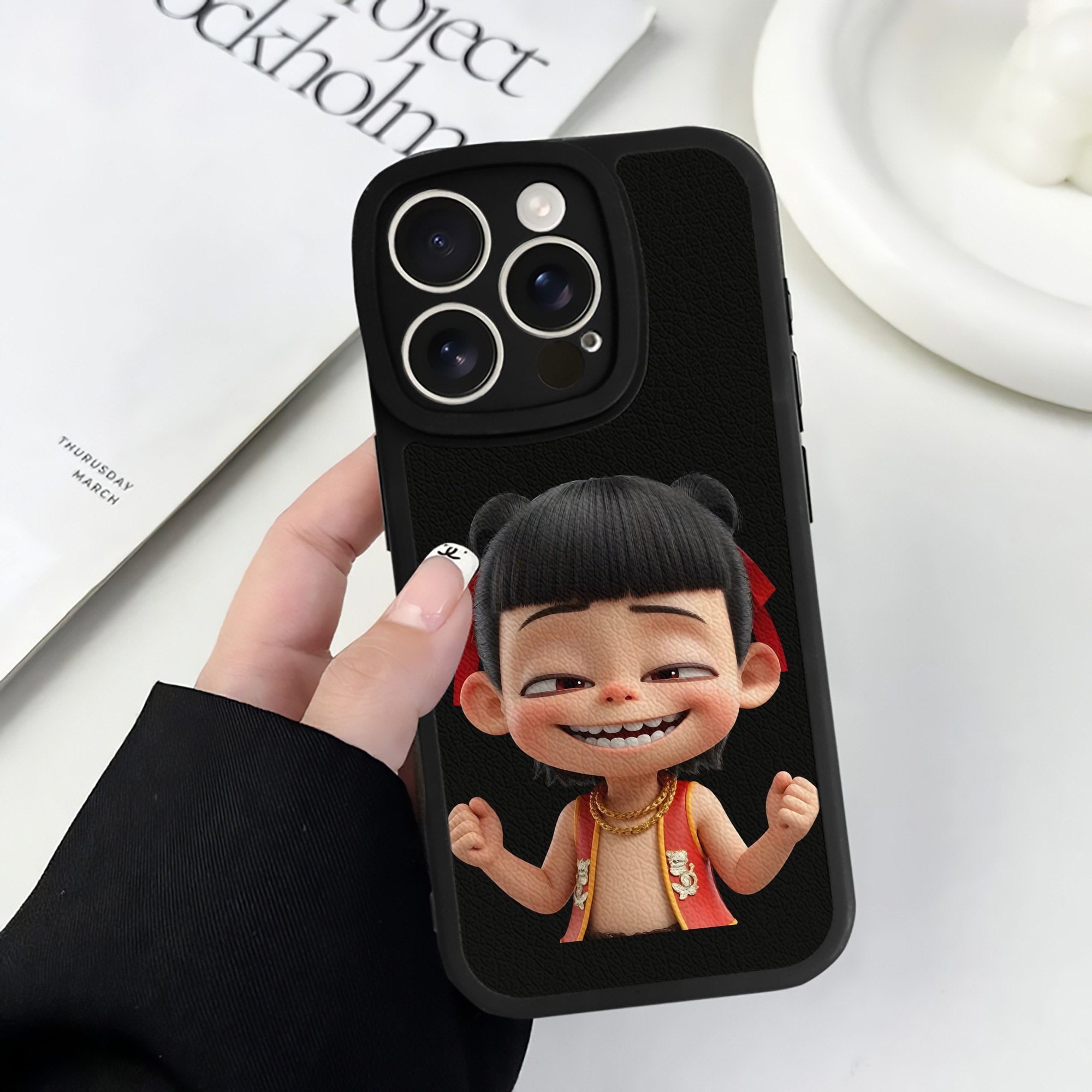 （画像用） Ne Zha 2 ナタ 魔童の大暴れ 【iPhone 16シリーズ対応】シリコンスマホケース（レザー調） 材質：シリコン